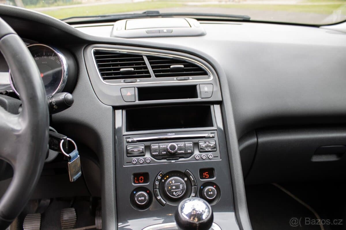 2011 Peugeot 5008 - 13