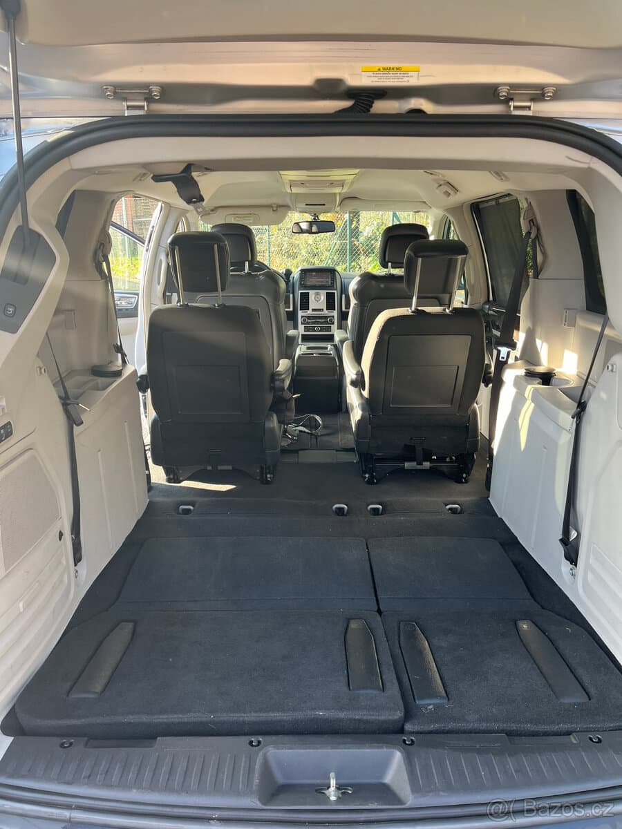 2011 Chrysler VOYAGER - 13
