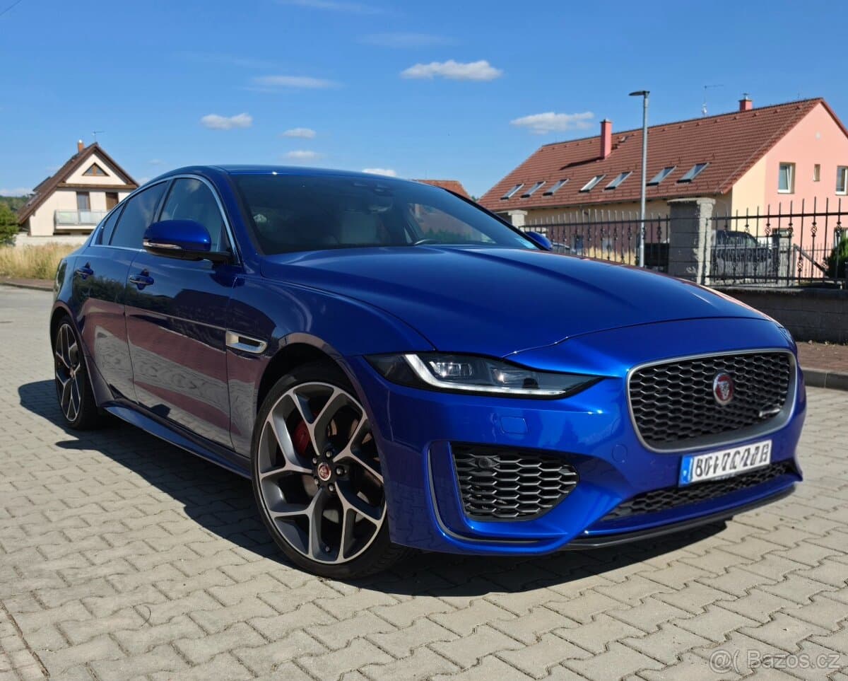 2019 Jaguar XE - 13