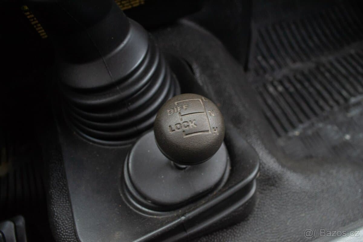 2002 Land Rover DEFENDER - 14