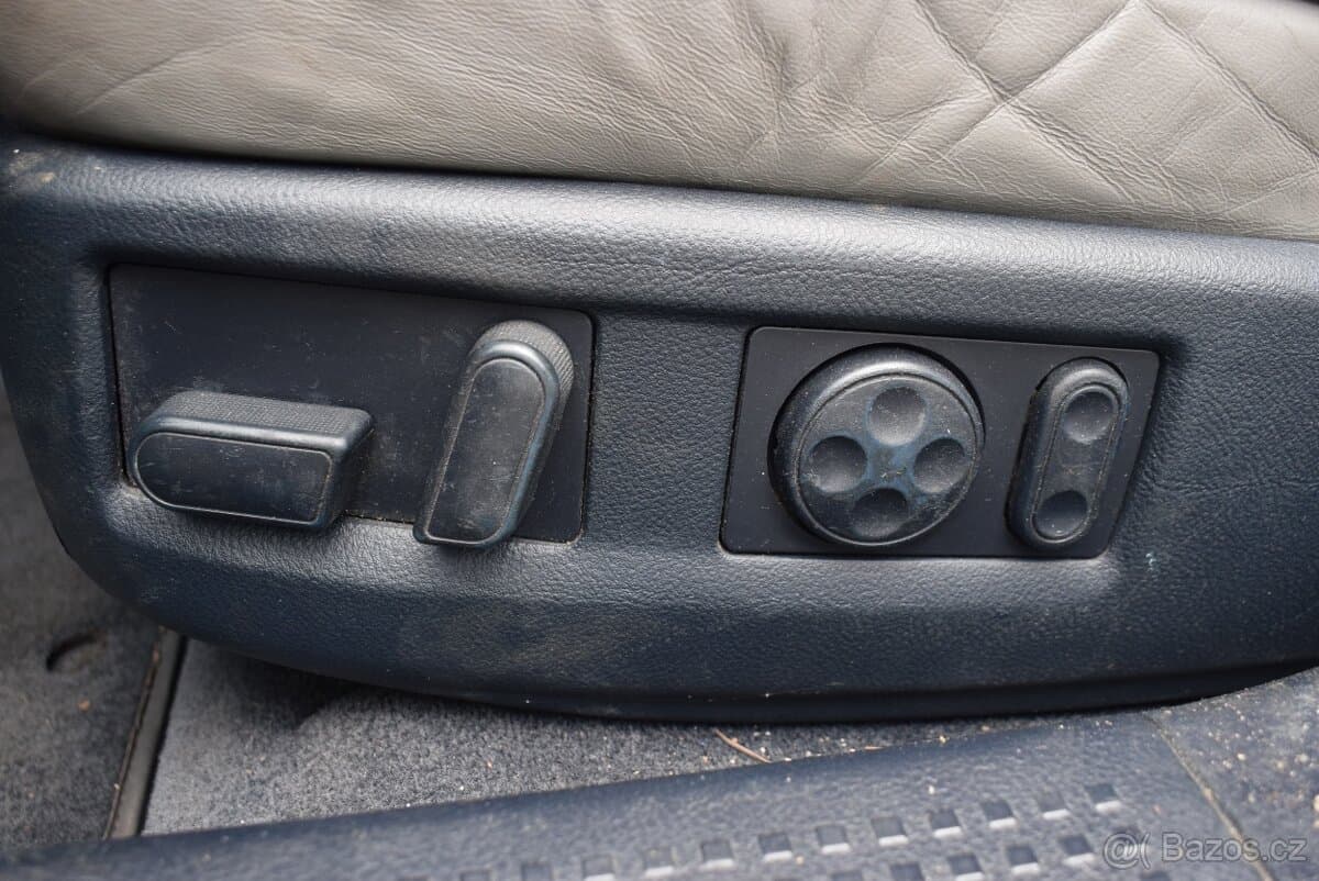 2001 Audi S8 - 14