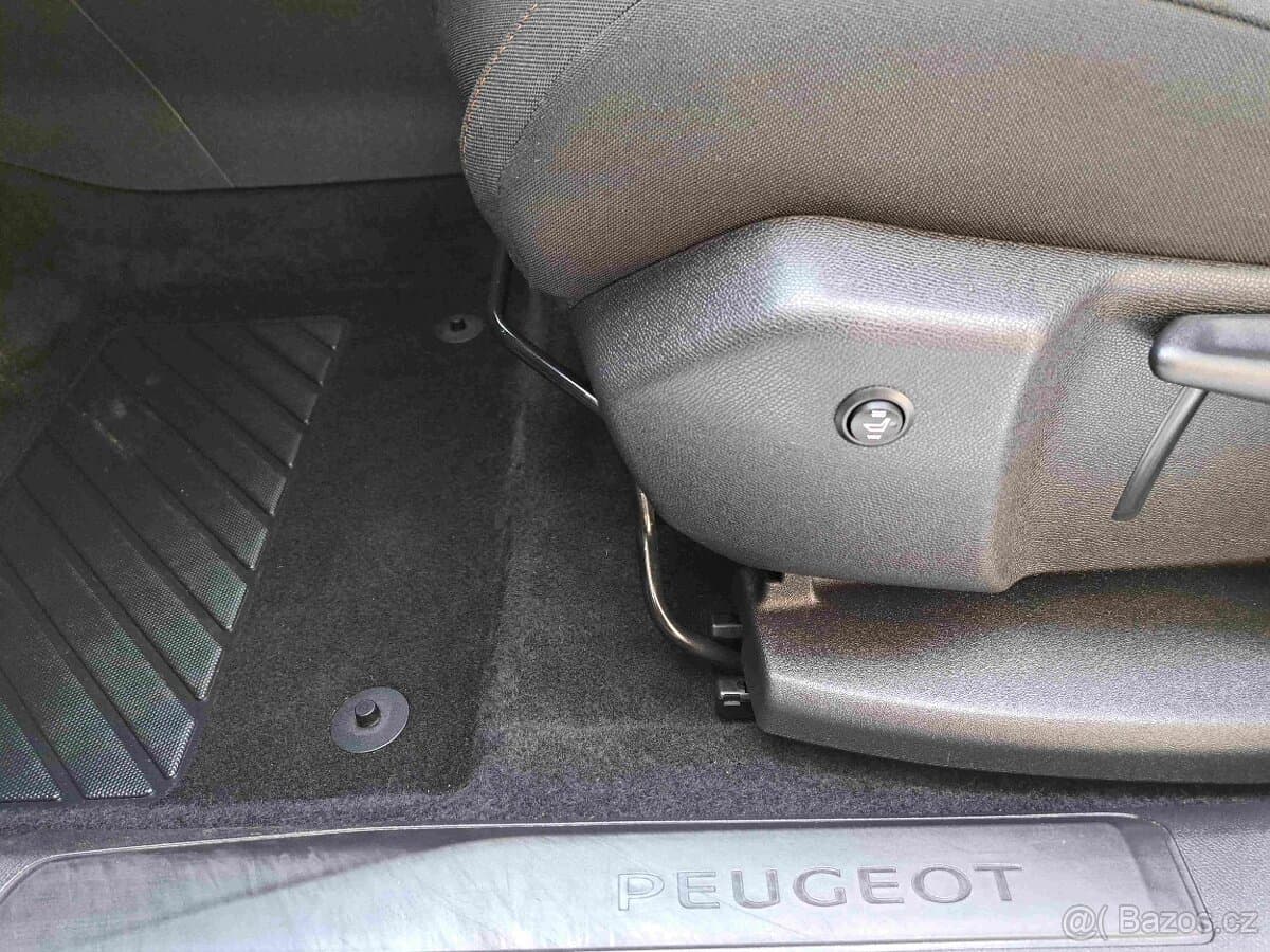 2020 Peugeot 5008 - 14