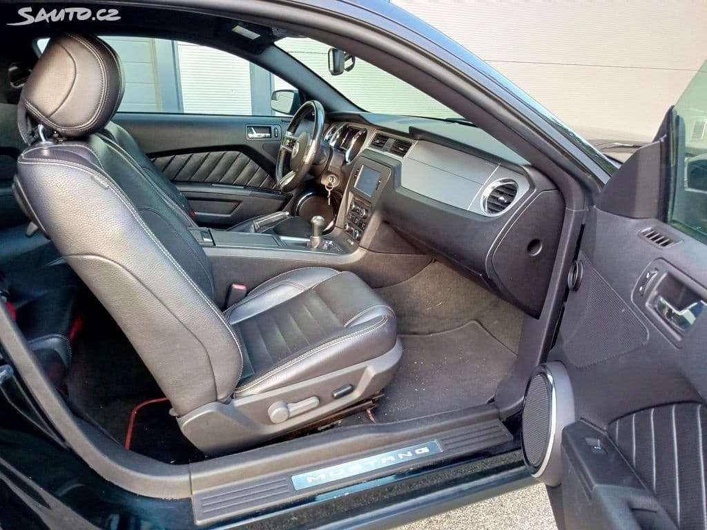 2011 Ford MUSTANG - 14