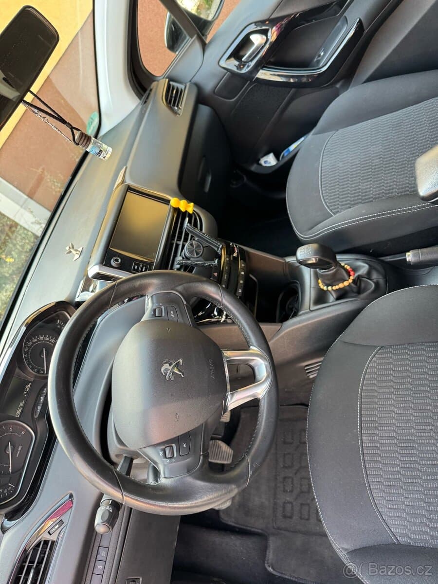 2017 Peugeot 208 - 14