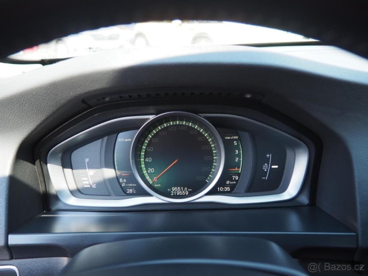 2017 Volvo V60 - 14