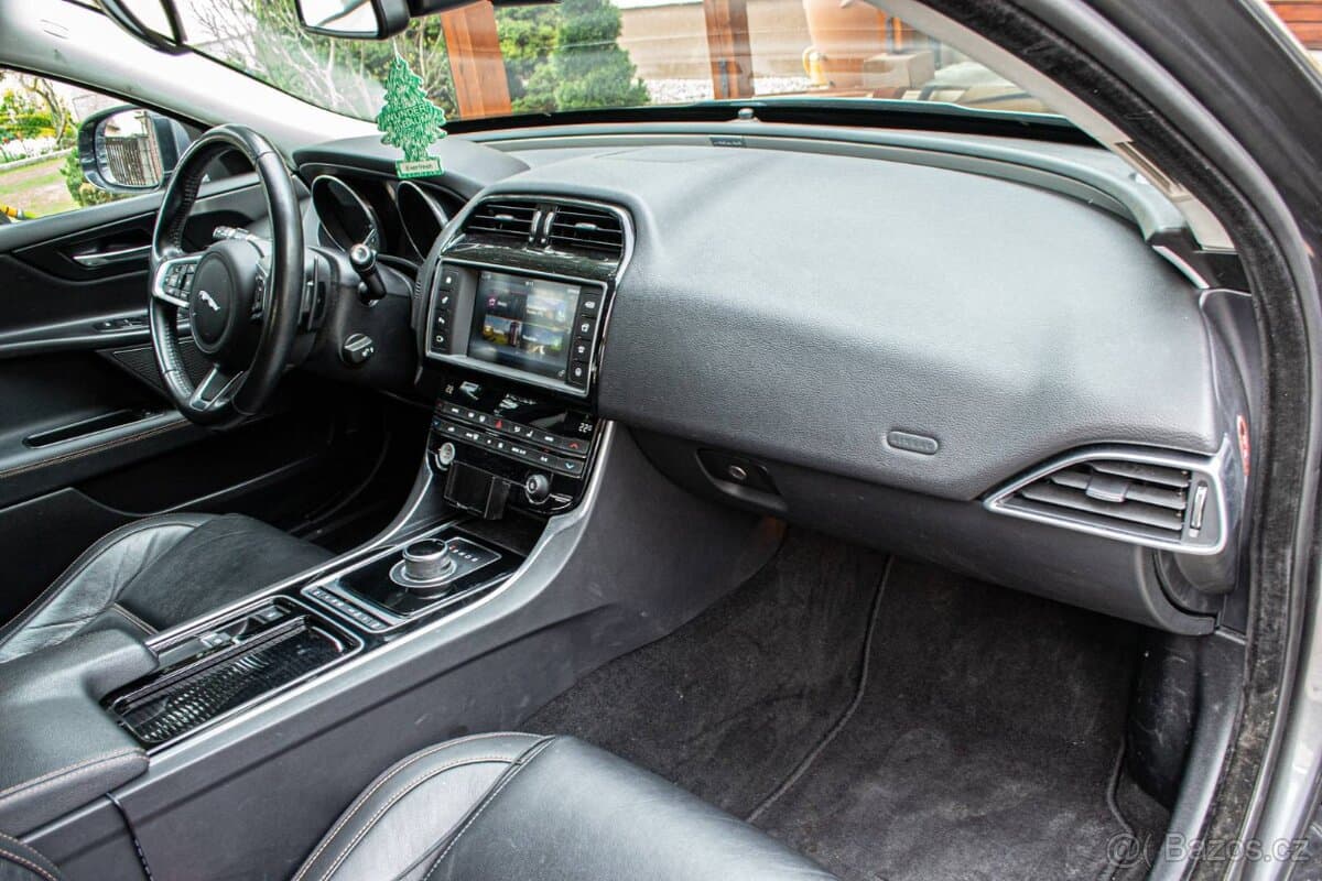 2017 Jaguar XE - 14