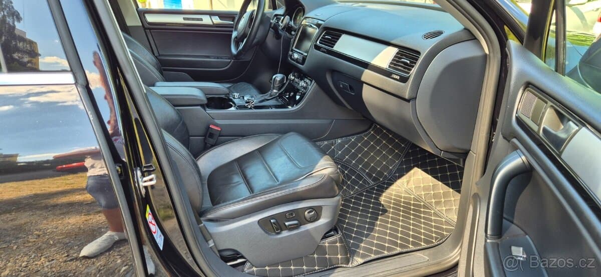2011 Volkswagen TOUAREG - 14