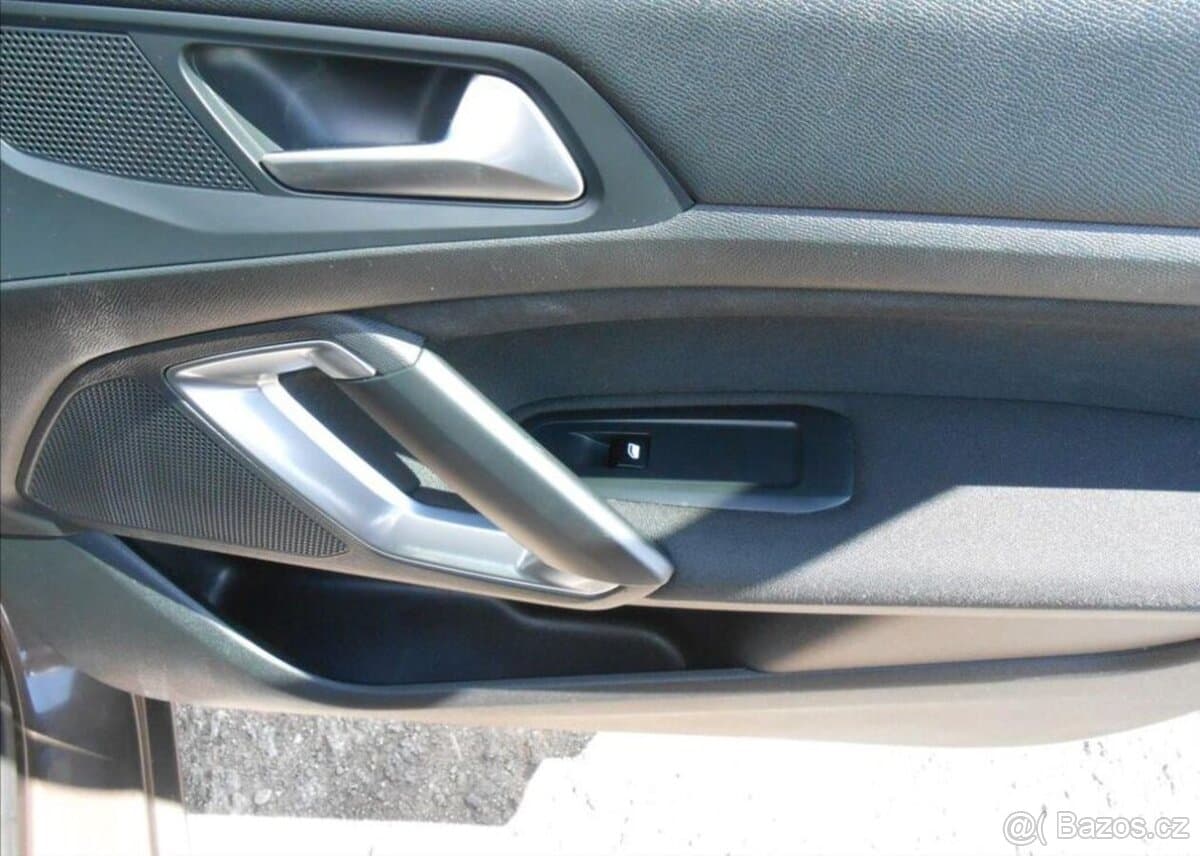 2015 Peugeot 308 - 14