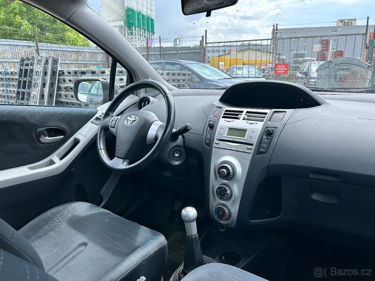 2009 Toyota YARIS - 14