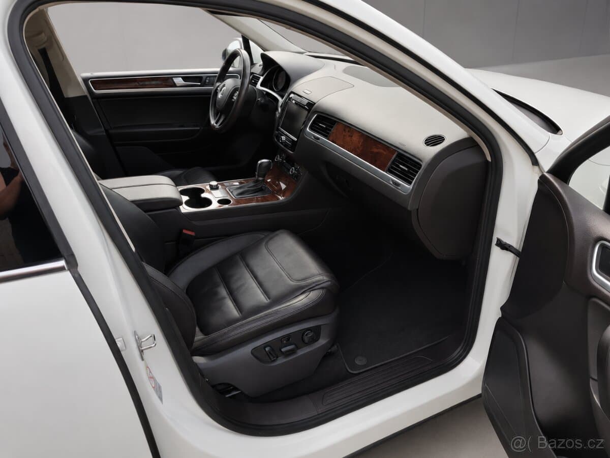 2011 Volkswagen TOUAREG - 14