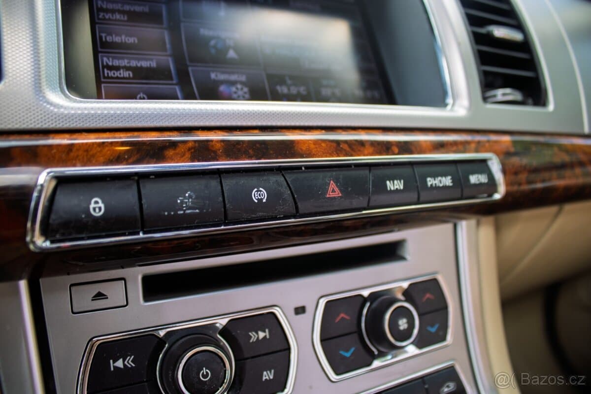 2012 Jaguar XF - 14
