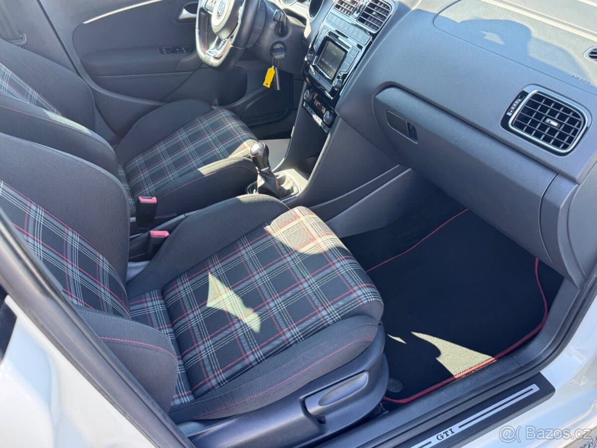 2015 Volkswagen POLO - 14