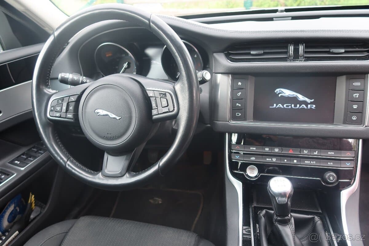 2018 Jaguar XF - 14
