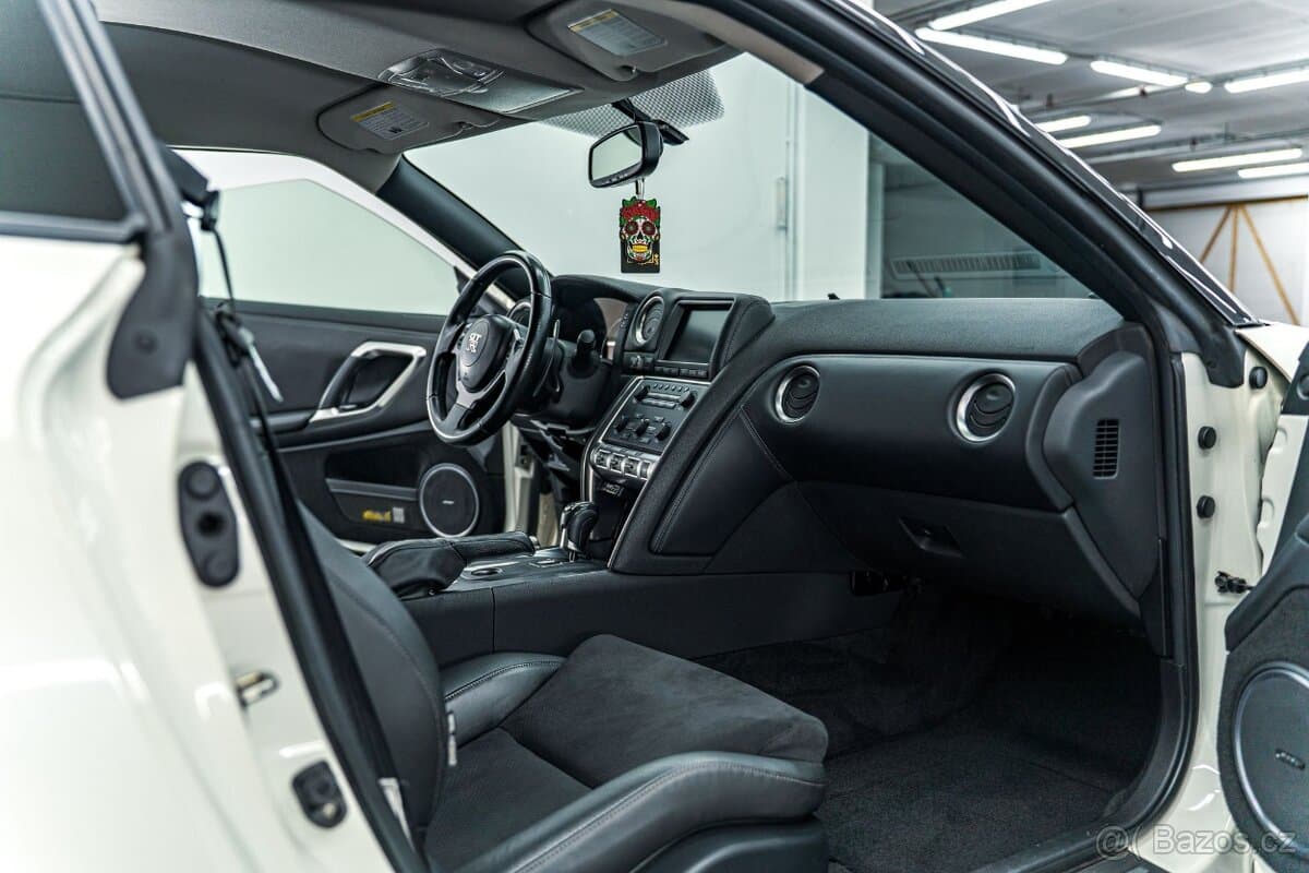 2008 Nissan GT-R - 14