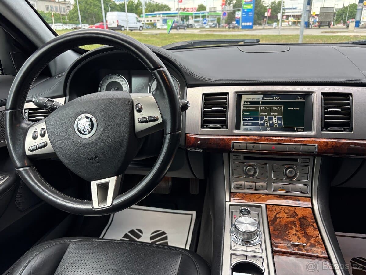 2010 Jaguar XF - 14