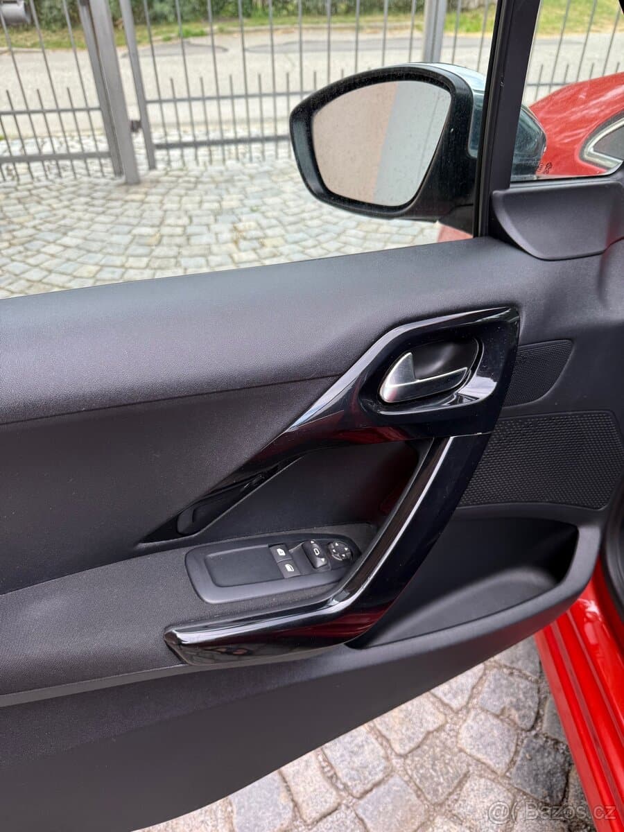2017 Peugeot 208 - 14