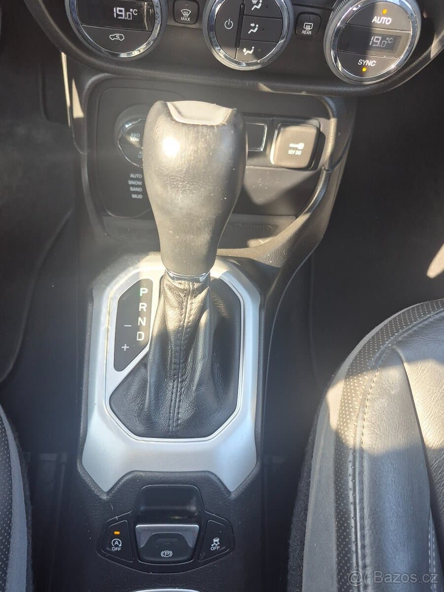 2015 Jeep RENEGADE - 14
