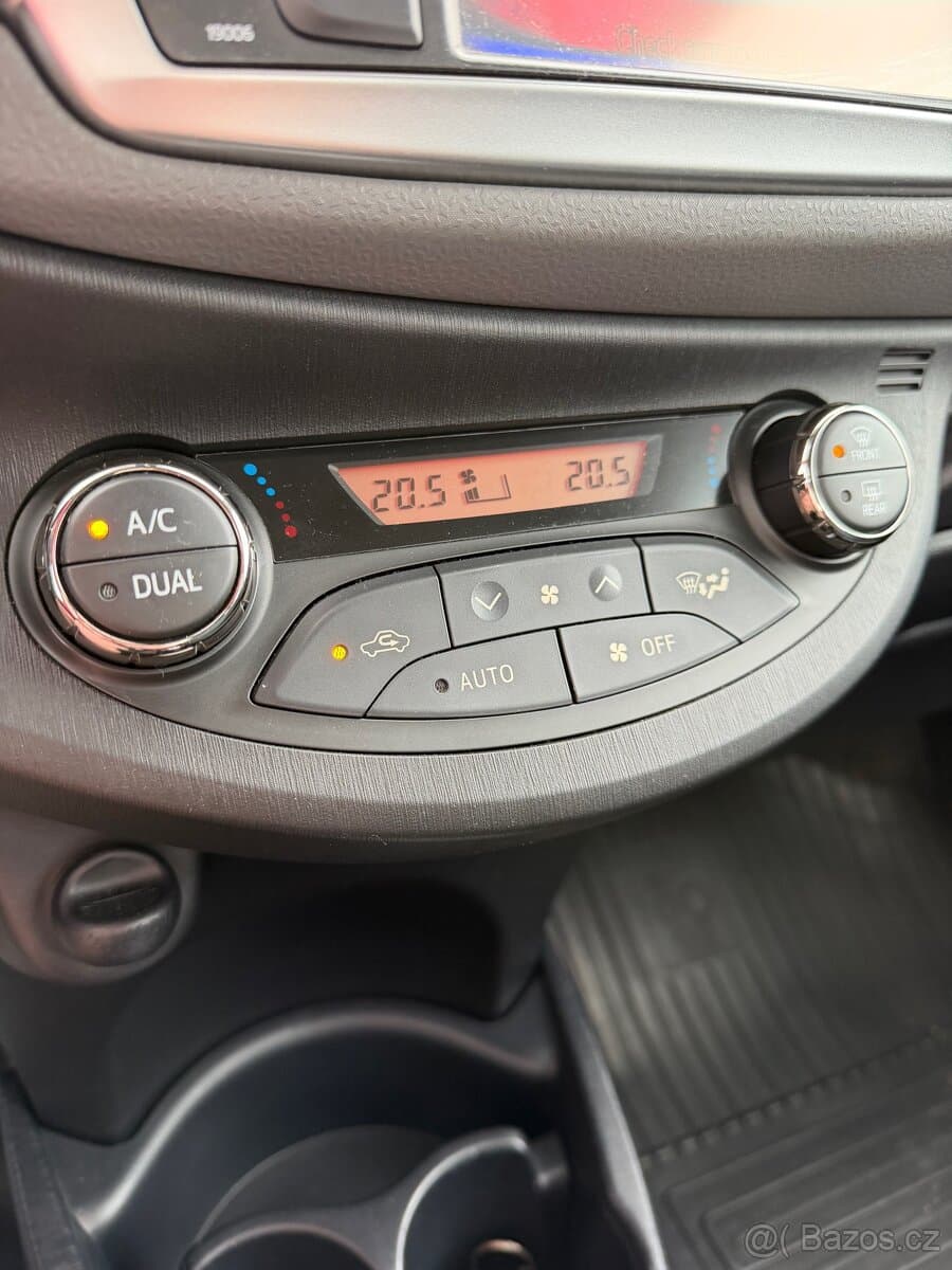 2011 Toyota YARIS - 14