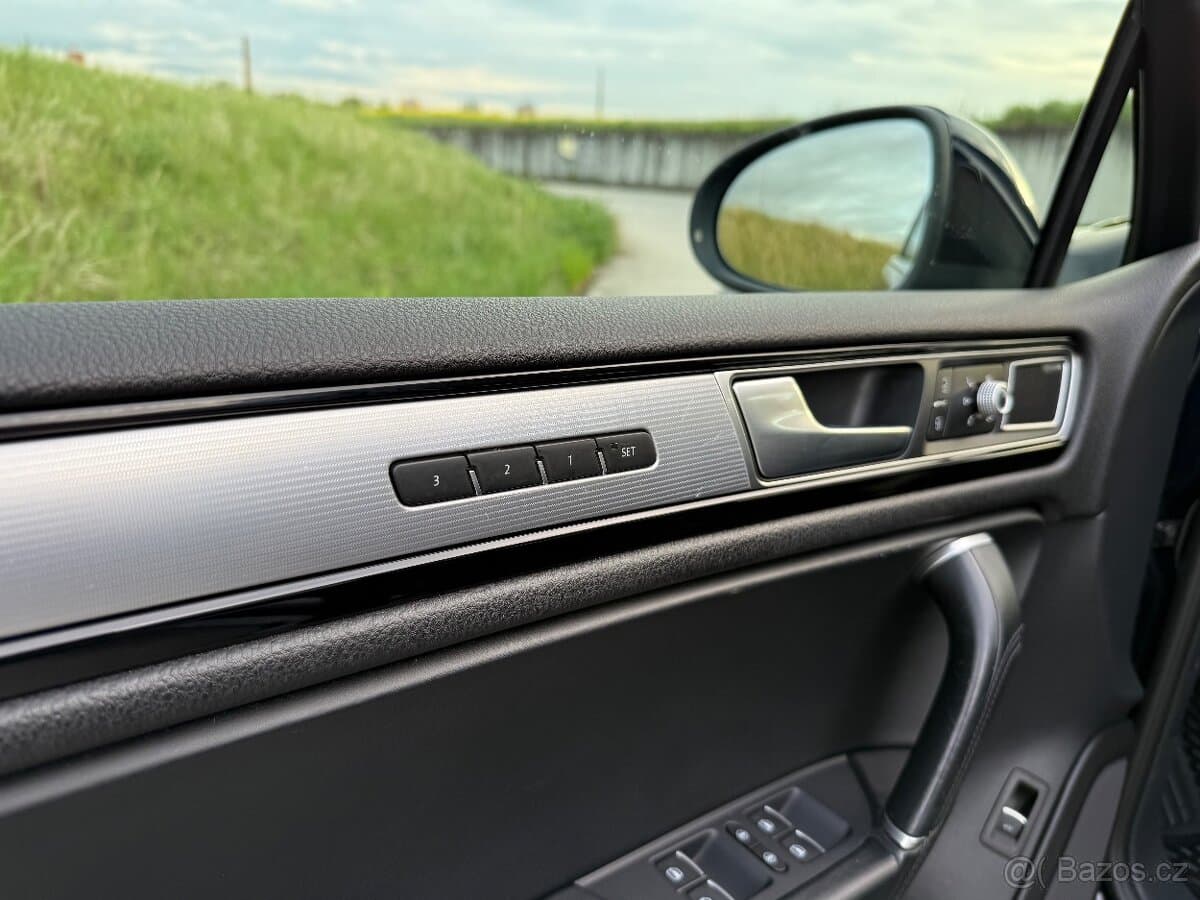 2015 Volkswagen TOUAREG - 15