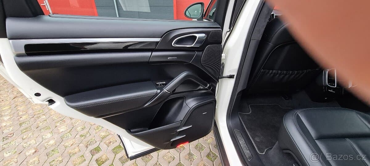 2011 Porsche CAYENNE - 15