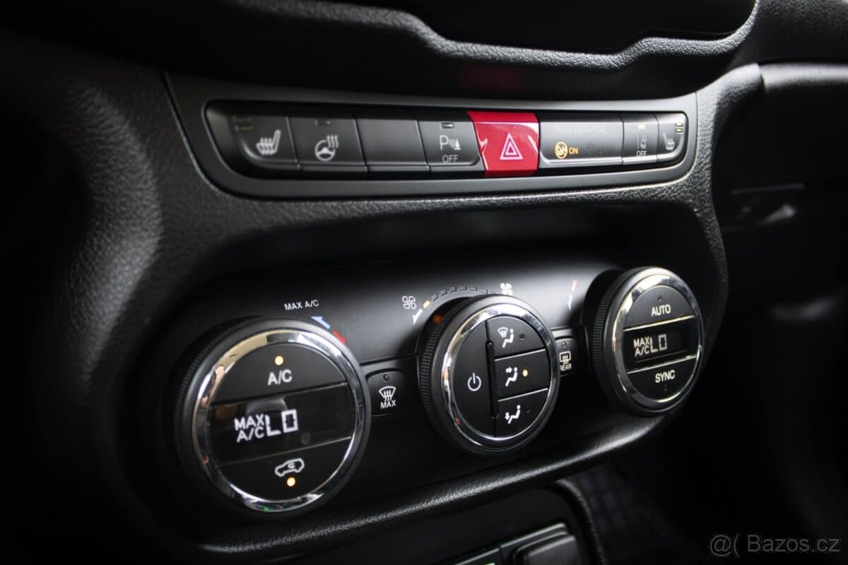 2016 Jeep RENEGADE - 15