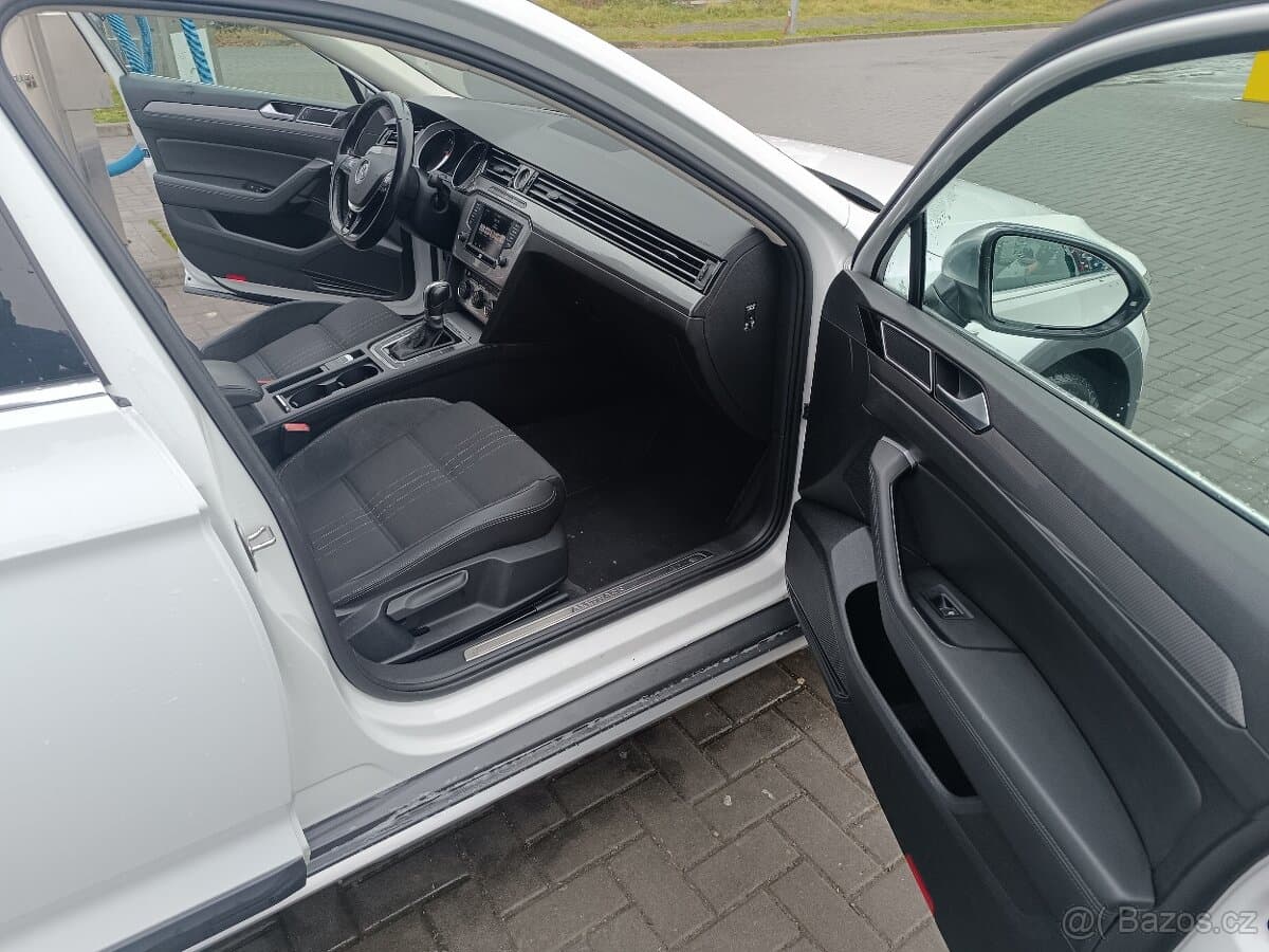 2017 Volkswagen PASSAT - 15