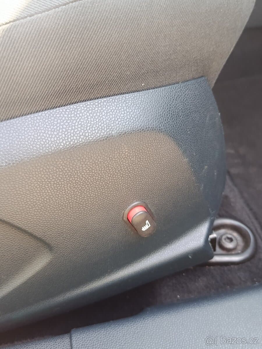 2011 Ford FIESTA - 15