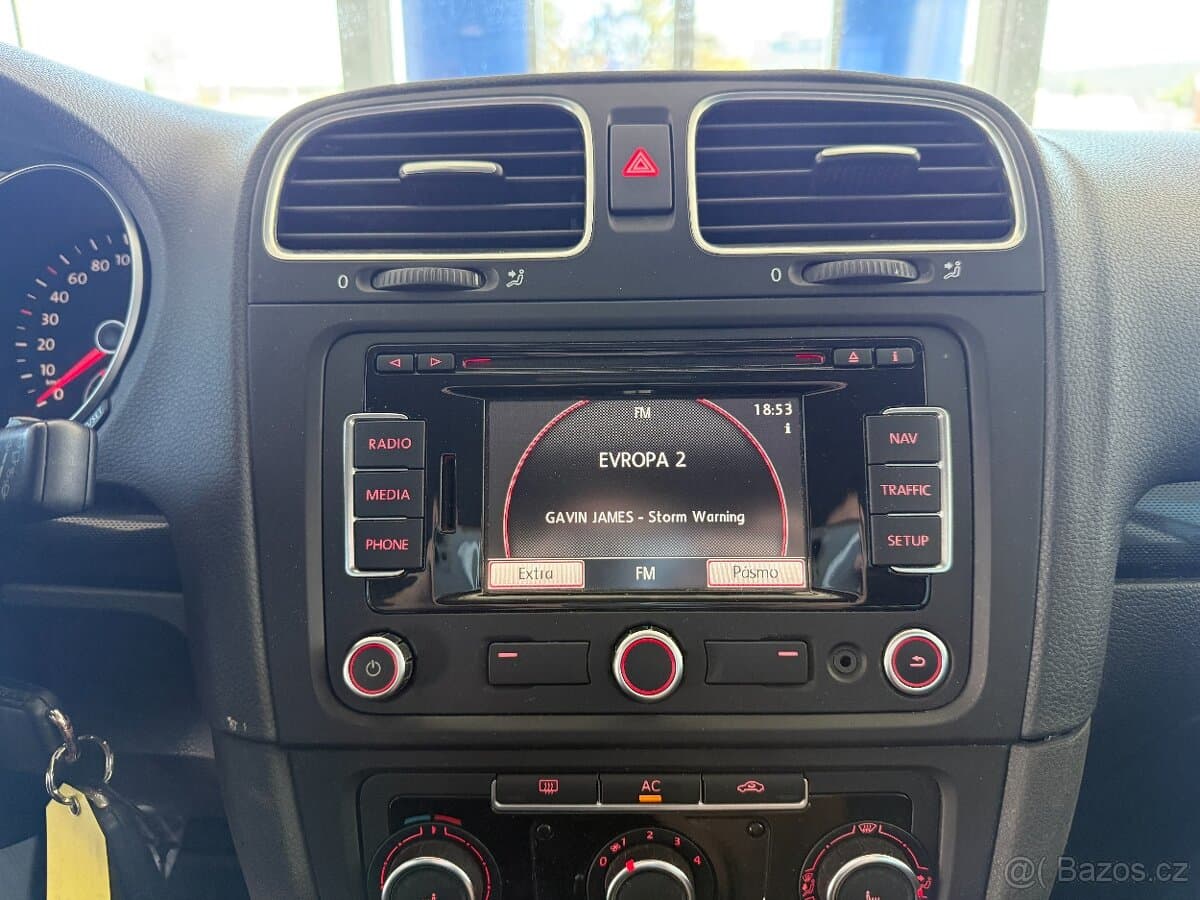2011 Volkswagen GOLF - 15