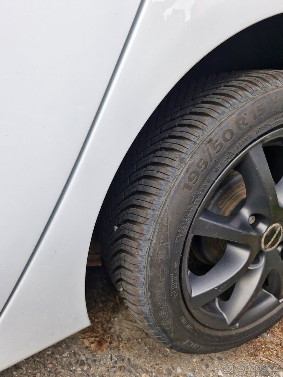 2011 Ford FIESTA - 15