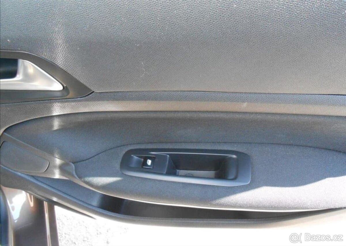 2015 Peugeot 308 - 15