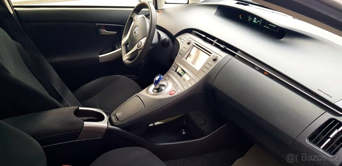 2015 Toyota PRIUS - 15