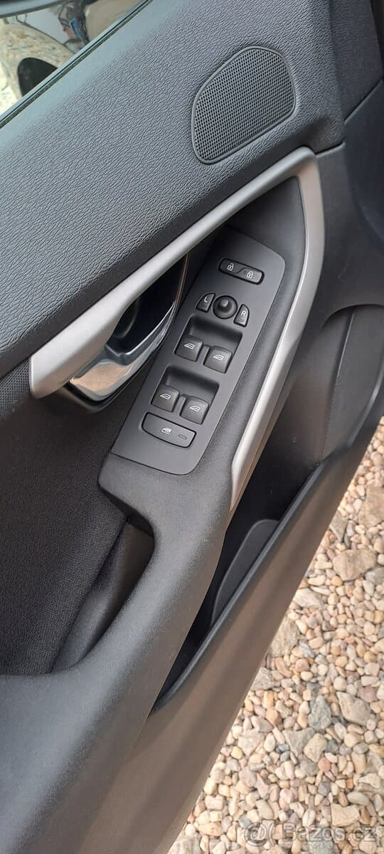 2015 Volvo V40 - 15
