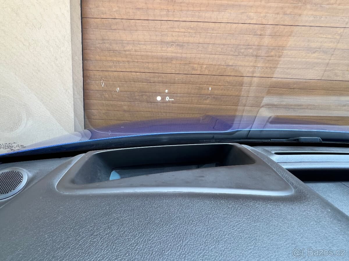 2019 Jaguar XE - 15