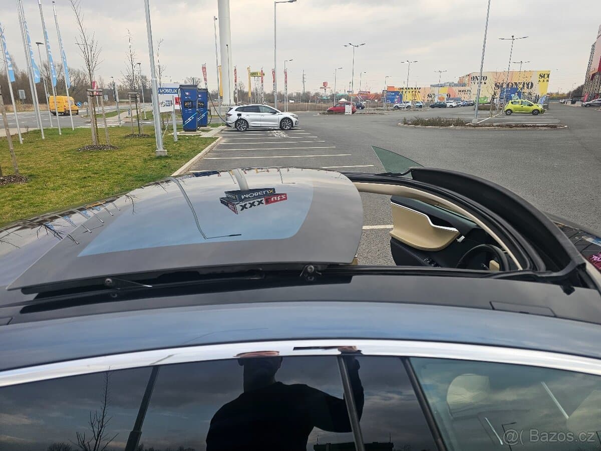 Tesla MODEL S - 15