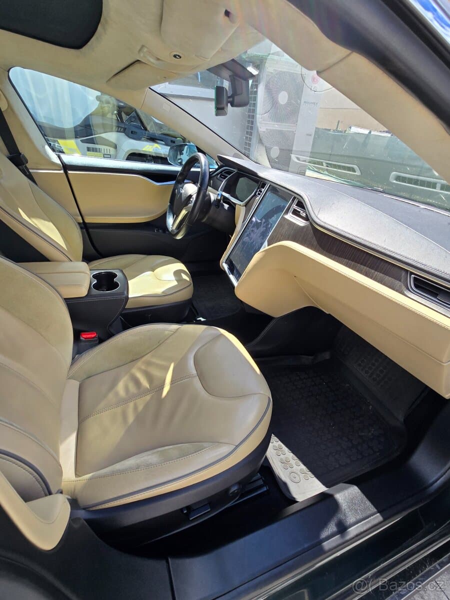 Tesla MODEL S - 15