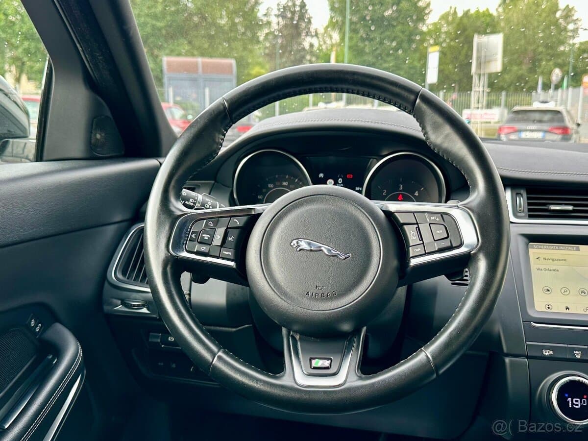2018 Jaguar E-PACE - 15