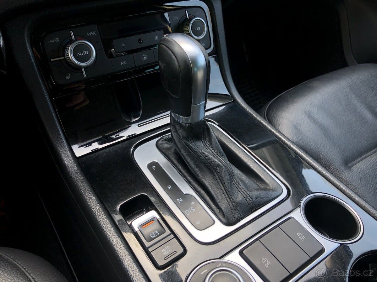 2015 Volkswagen TOUAREG - 15