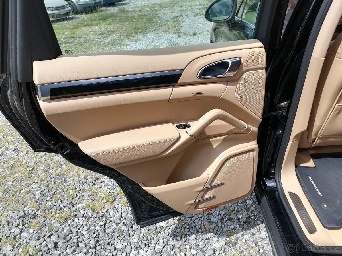 2011 Porsche CAYENNE - 15
