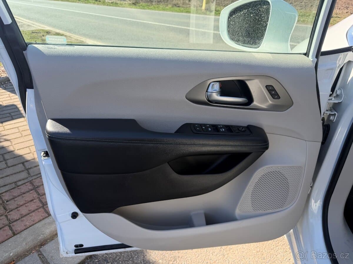 Chrysler PACIFICA - 15
