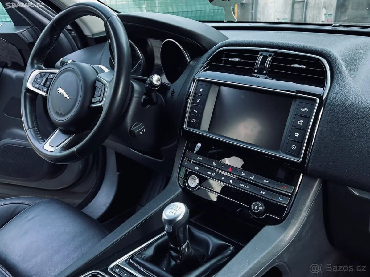 2019 Jaguar F-PACE - 15