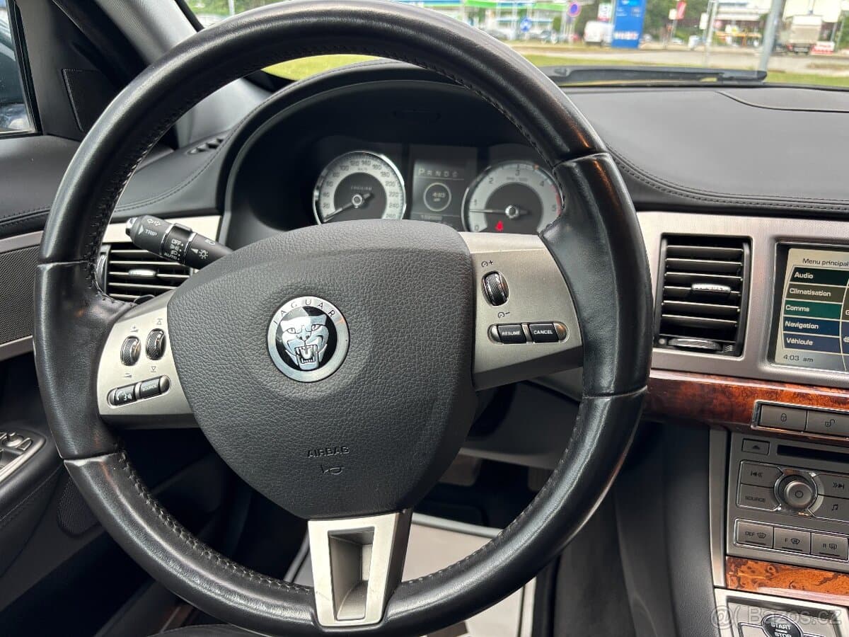 2010 Jaguar XF - 15