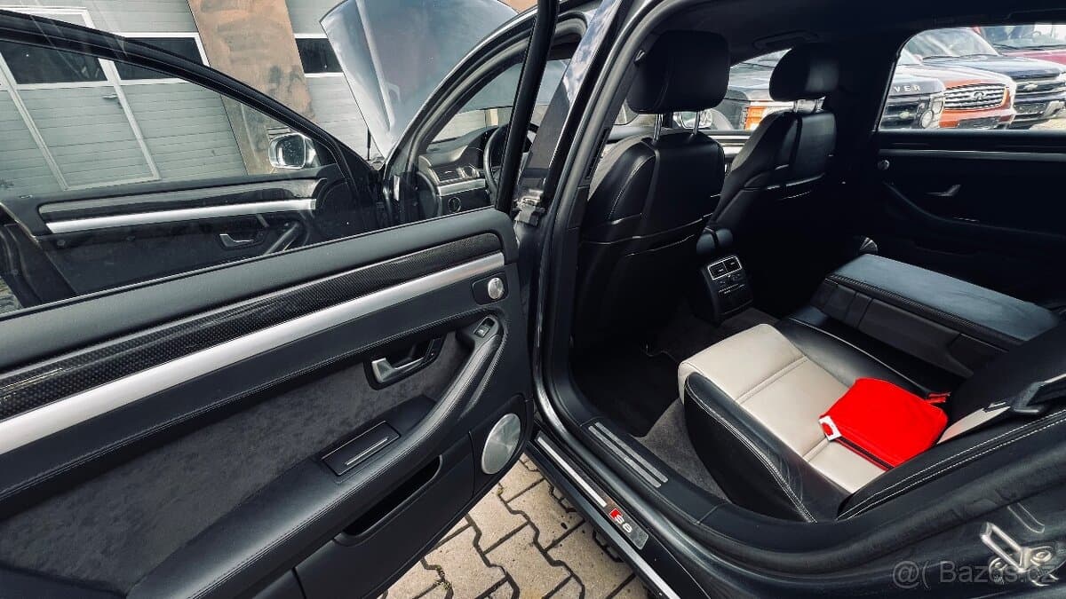 2008 Audi S8 - 15