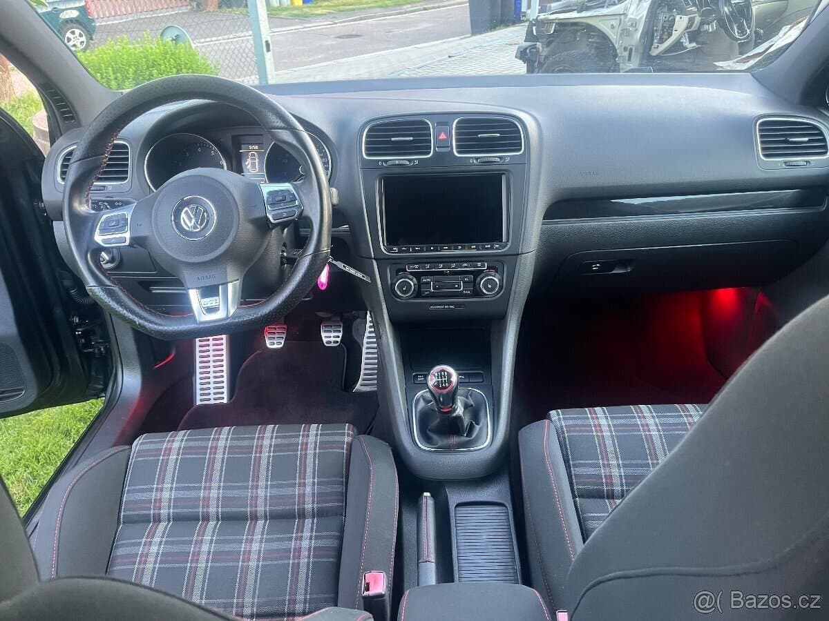 2010 Volkswagen GOLF - 15