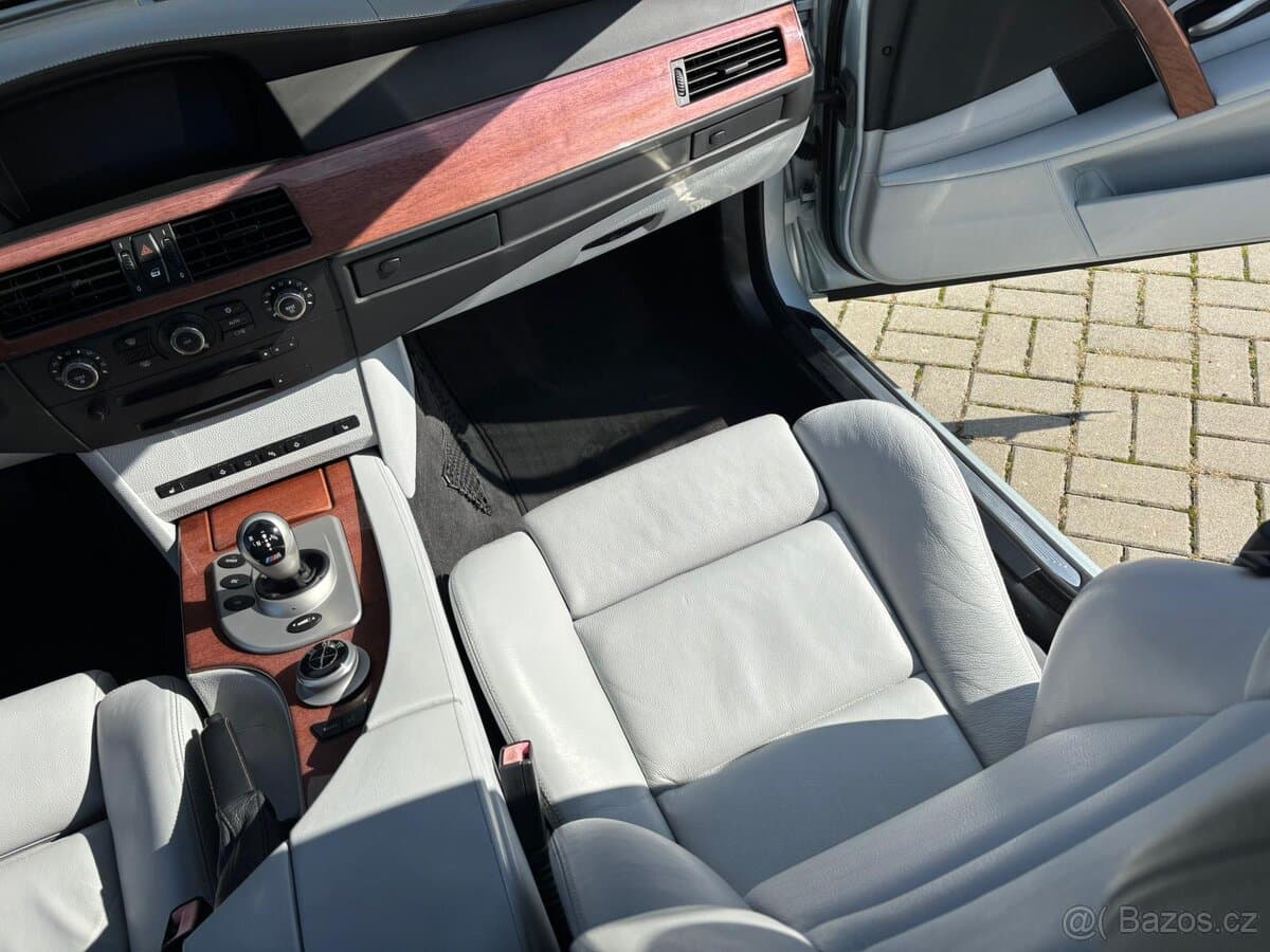 2005 BMW M5 - 15