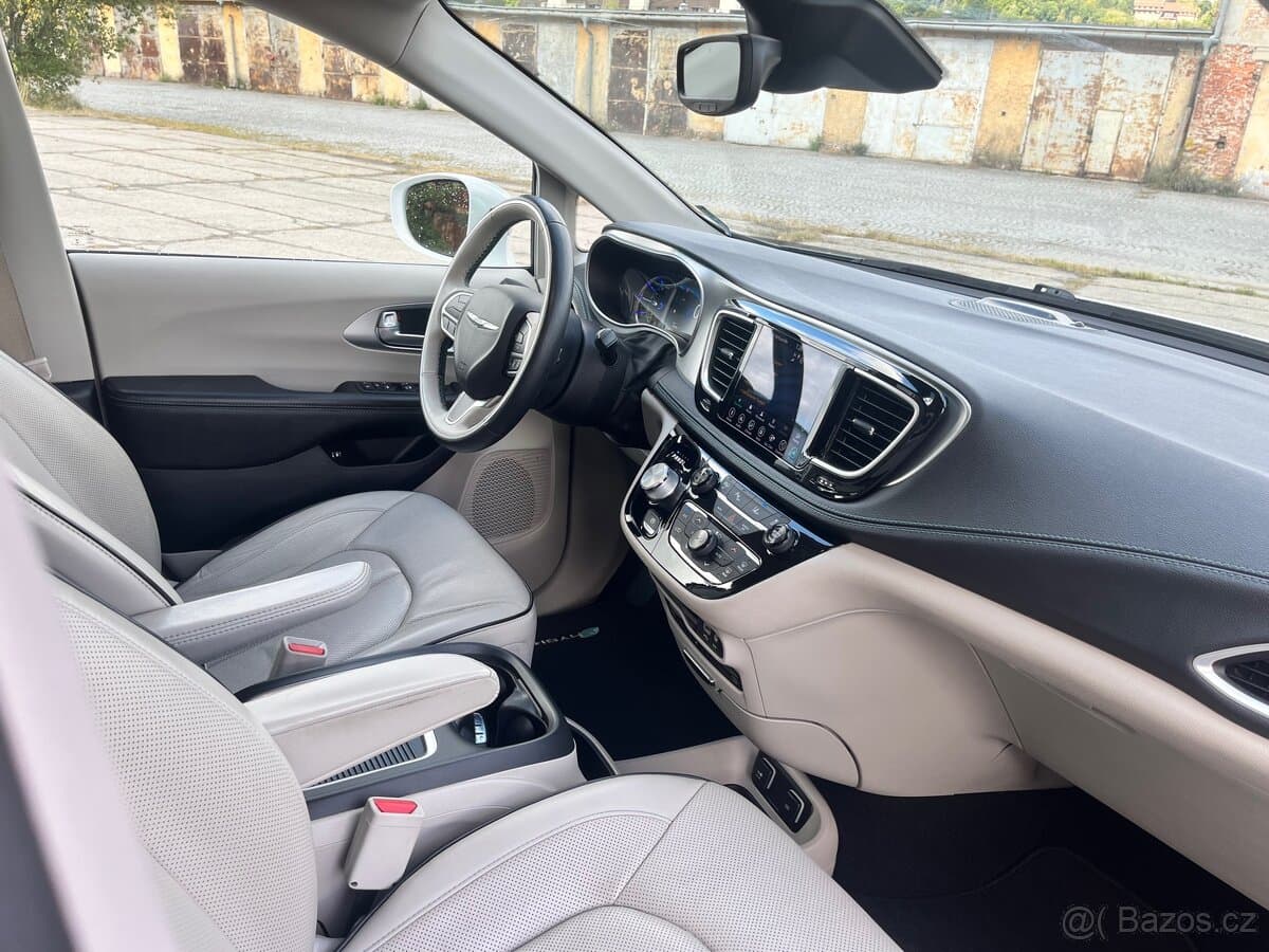 2018 Chrysler PACIFICA - 15