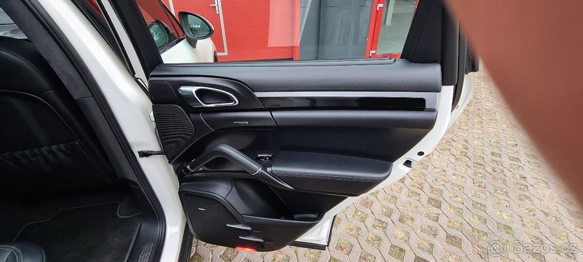 2011 Porsche CAYENNE - 16