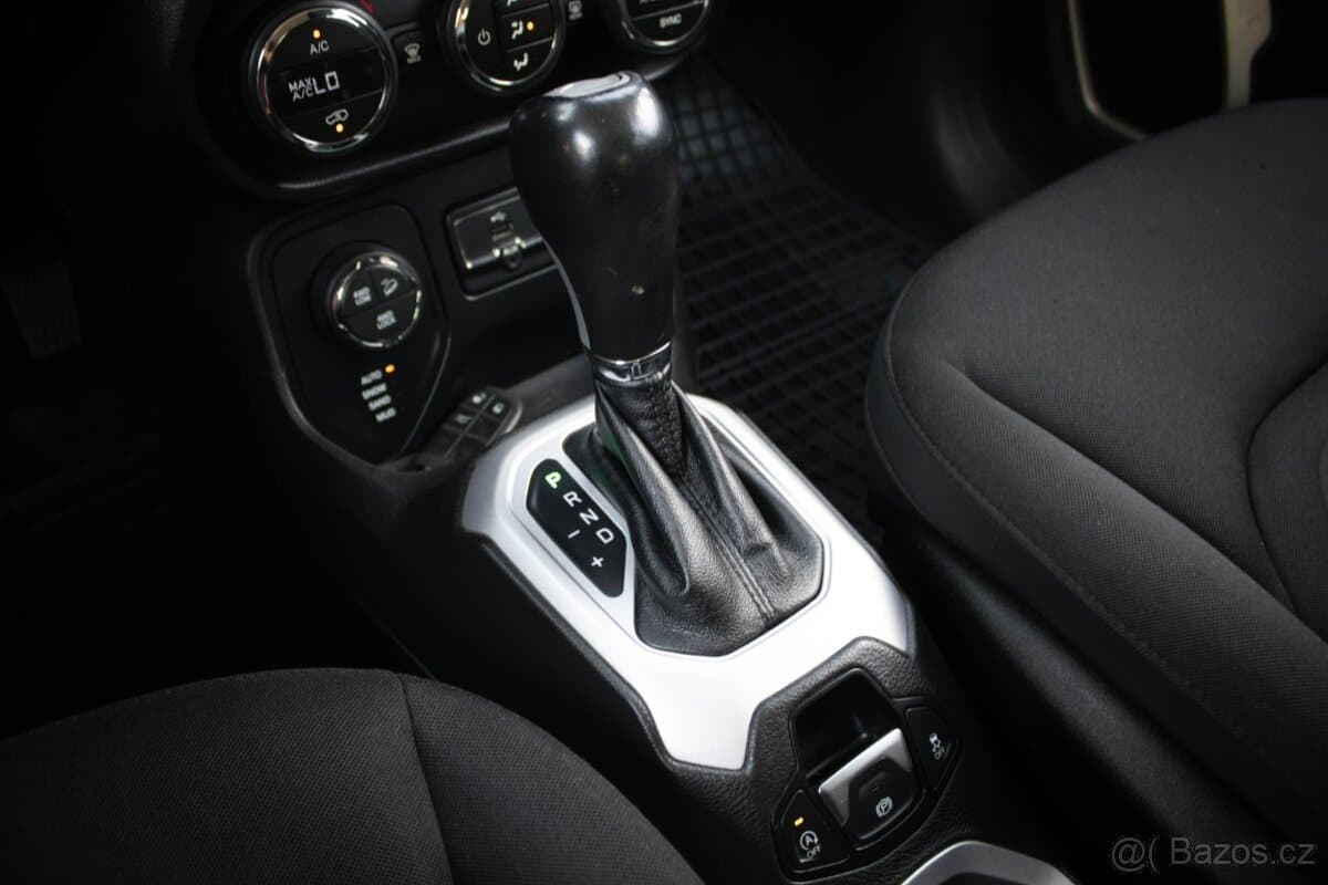 2016 Jeep RENEGADE - 16