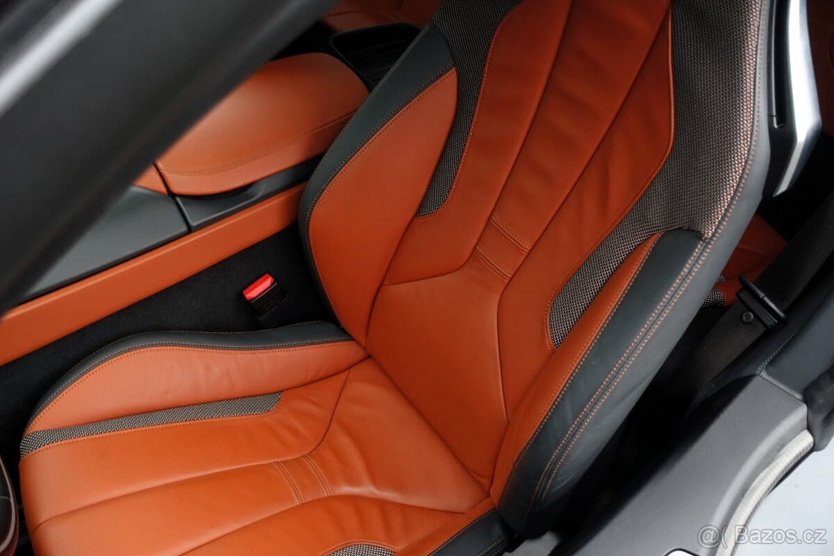 2020 BMW i8 - 16