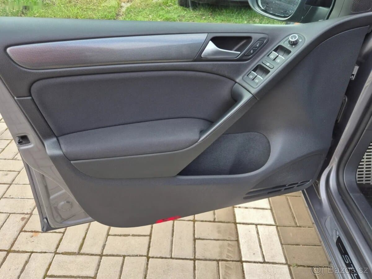 2011 Volkswagen GOLF - 16