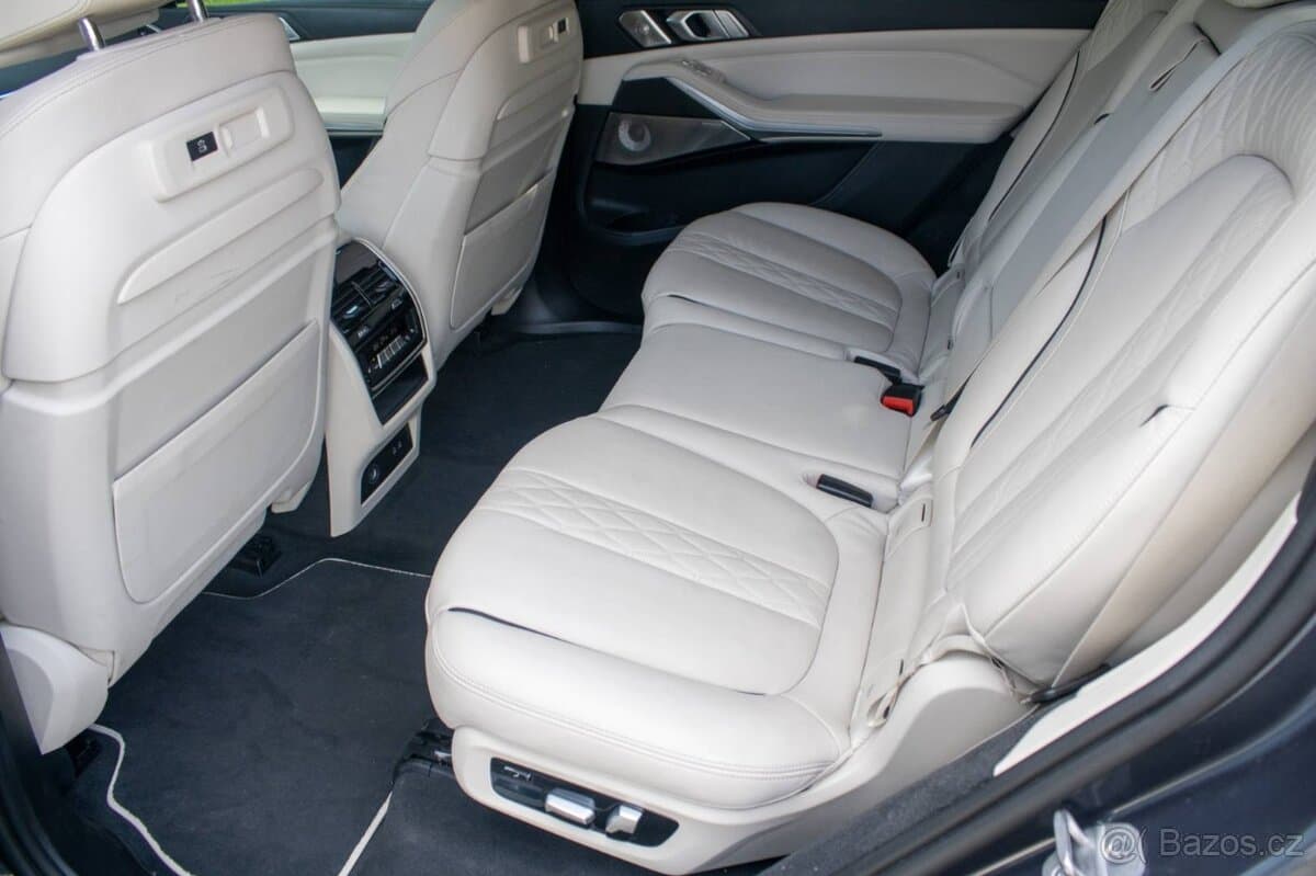 2020 BMW X7 - 16